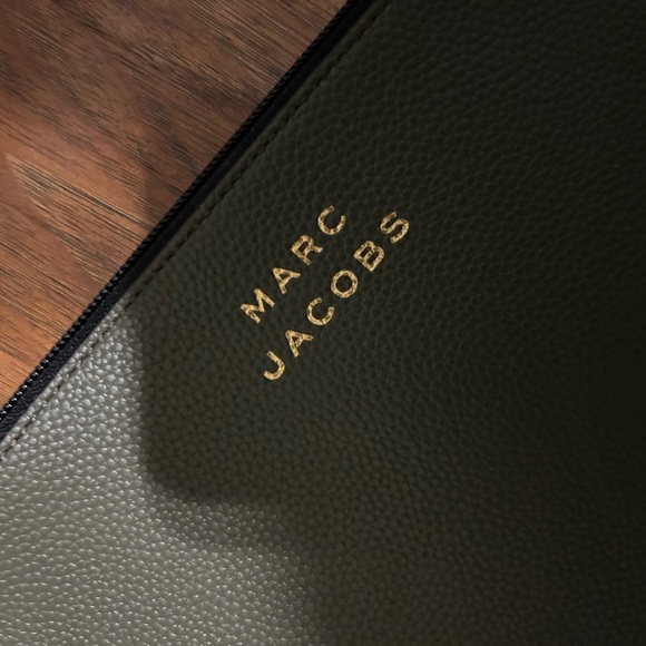 Marc Jacobs Olive Green Top Zip Clutch With Logo Clean Inside Like New - Picture 3 of 9